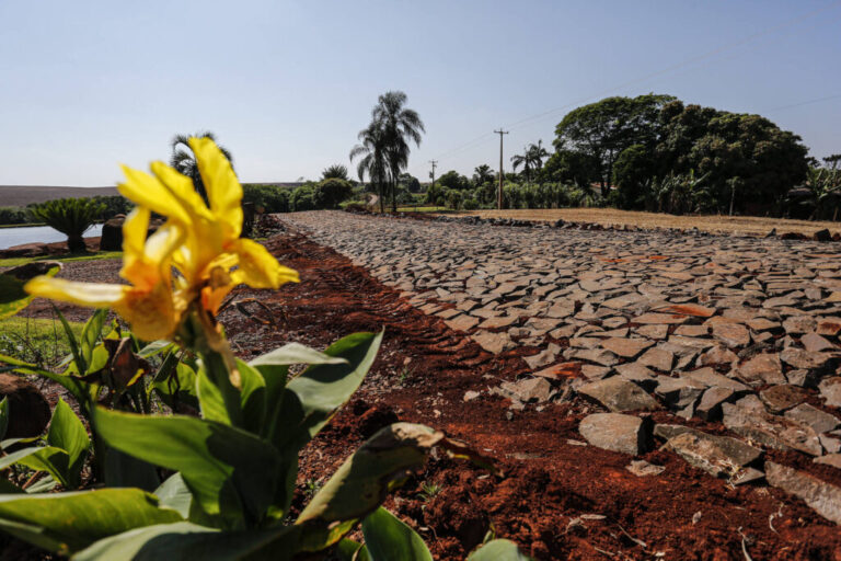 Pavimentação em estradas rurais  facilita produção em Maripá