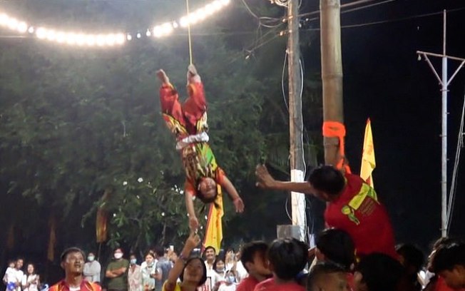 Criança de dois anos “voa” amarrada a uma corda durante festival; assista