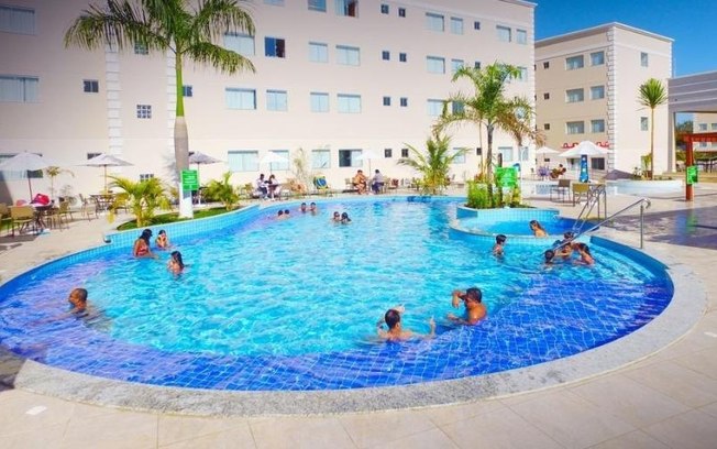 Hotel é condenado por constranger hóspedes que entraram vestidos em piscina