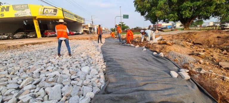 DER inicia recuperação e manutenção da avenida 25 de Agosto em Rolim de Moura