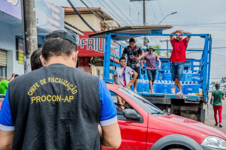 Procon realiza operação para fiscalizar venda de água e combustível em Macapá