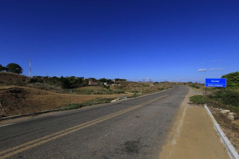 Antiga estrada carroçável entre Lavras da Mangabeira e Aurora é entregue pavimentada pelo Governo do Ceará