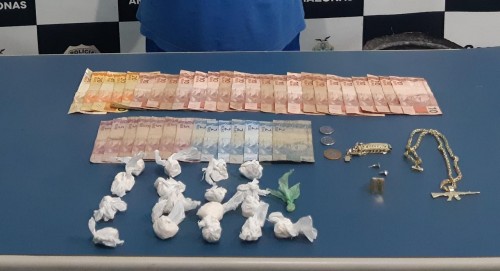 Policiais da Base Arpão prendem homem com drogas e dinheiro
