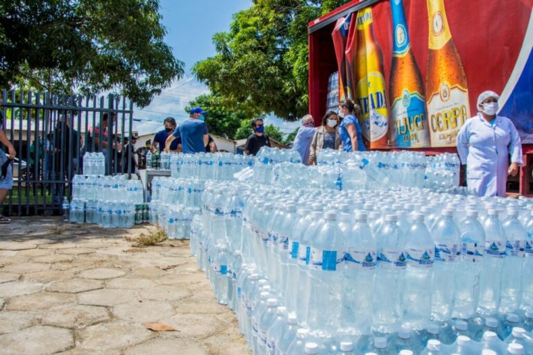 Parceria com Governo do Amapá leva água e refrigerantes doados à população no bairro Novo Horizonte