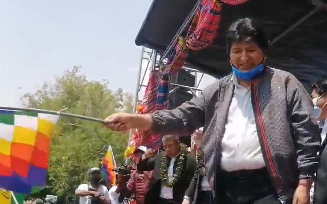 Com direito a banda e carreata, Evo Morales cruza fronteira e volta à Bolívia