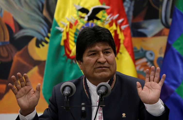 Evo Morales volta para a Bolívia após posse de presidente socialista
