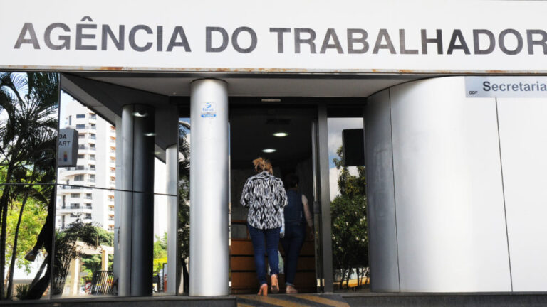 Maior salário nas agências do trabalhador é de R$ 3,7 mil