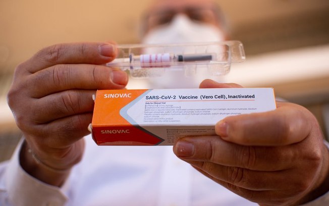 Por que a Anvisa determinou a paralisação dos testes com a vacina da Sinovac