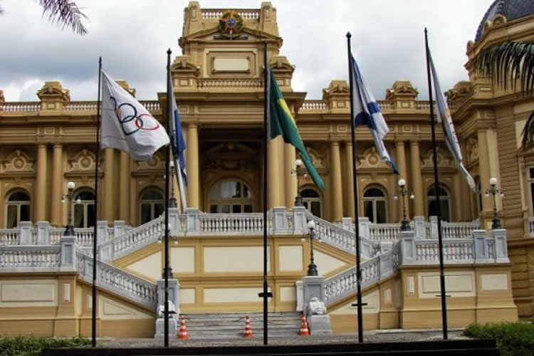 Abertas vagas de especialização para professores da Faetec