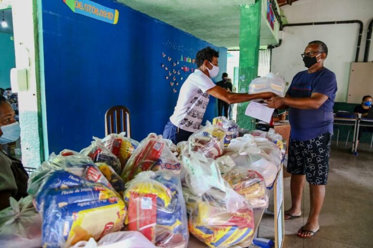 Alunos da rede estadual recebem kits alimentares
