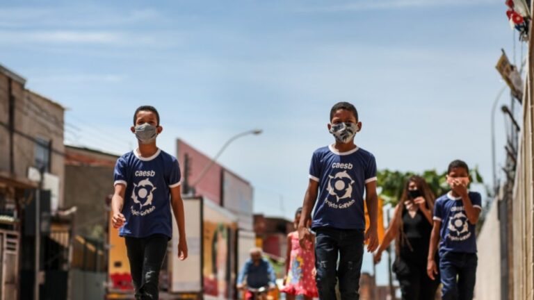 Caesb doa brinquedos para crianças e adolescentes