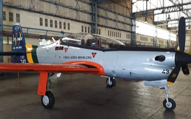 FAB pinta T-27 para comemorar os 80 anos da Academia da Força Aérea