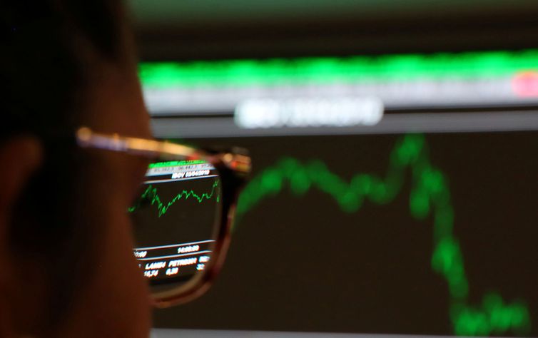 Bolsa supera 105 mil pontos e fecha no maior nível desde julho