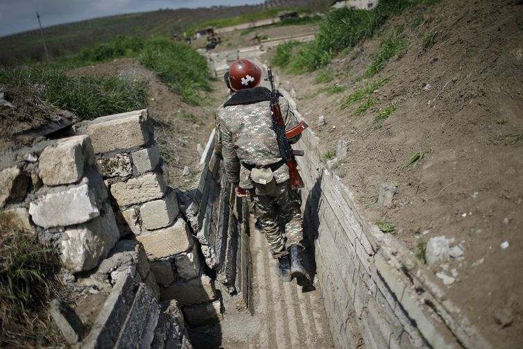Tropas de paz russas vão a Nagorno-Karabakh após acordo de trégua