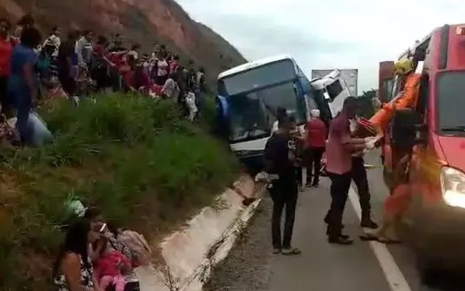 Mulheres saem de ônibus sem gasolina e são esmagadas por ele em batida