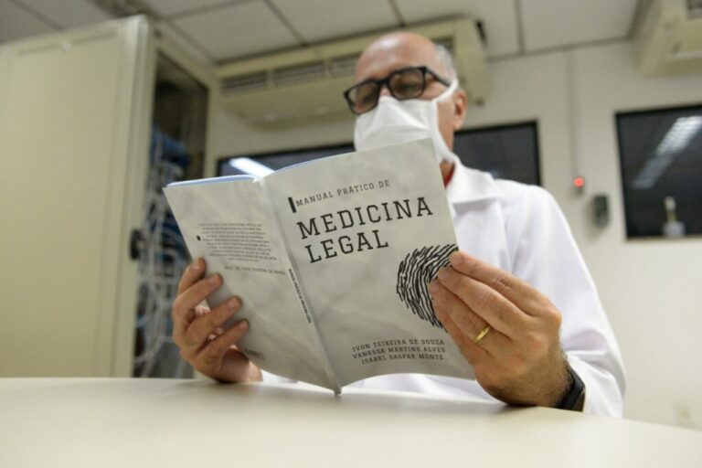 Médico perito legista da Pefoce lança livro sobre Medicina Legal
