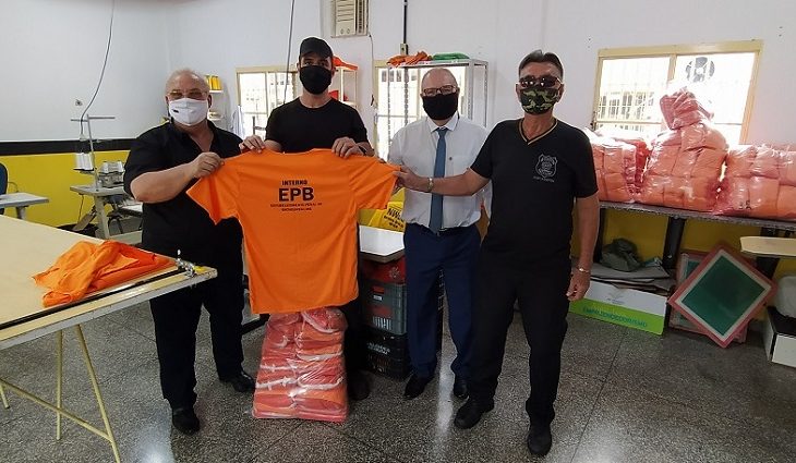 Presídio de Bataguassu recebe kits de uniformes confeccionados por internos de Naviraí