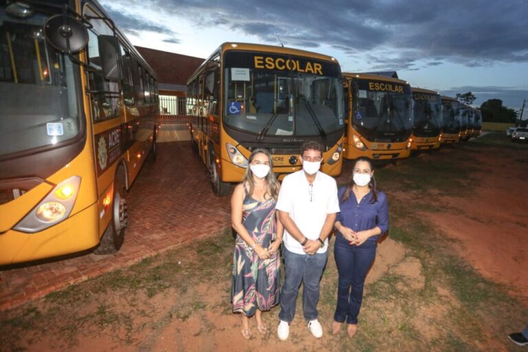 Governo entrega transporte escolar e computadores em Senador Guiomard