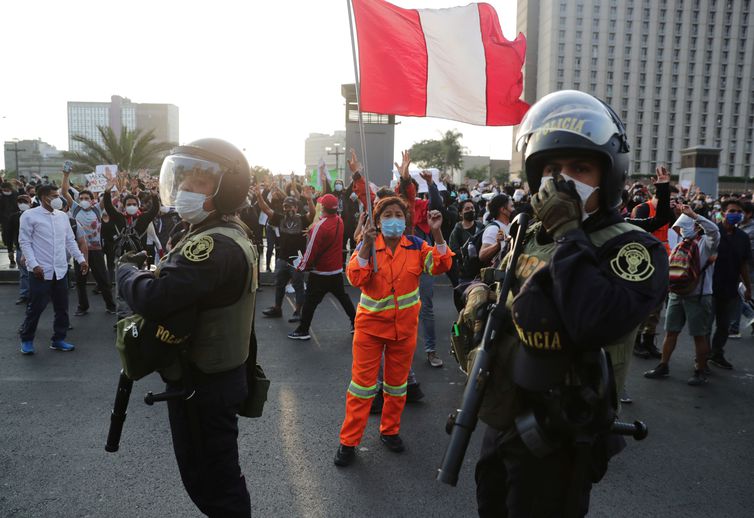 Presidente interino do Peru pede calma em meio a escalada de protestos
