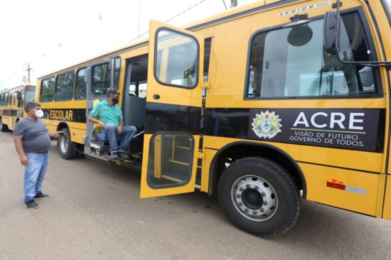 Governo entrega ônibus, mobiliário e kits pedagógicos para escolas de Assis Brasil