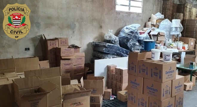 Polícia Civil fecha fábrica clandestina de cosméticos em Jandira