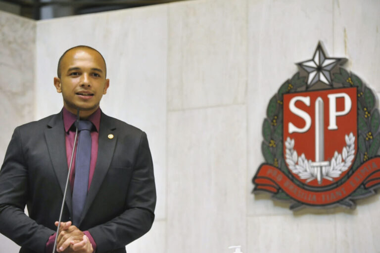 Douglas Garcia trata da ação popular no TJ-SP pedindo a suspensão do contrato com a empresa Sinovac
