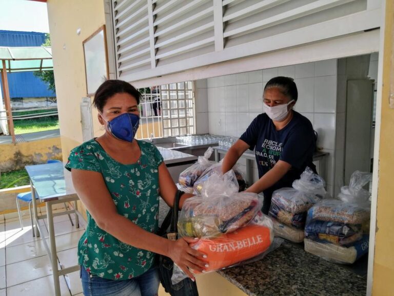 Seduc inicia preparação do 4º kit de alimentação escolar para famílias dos estudantes da rede estadual