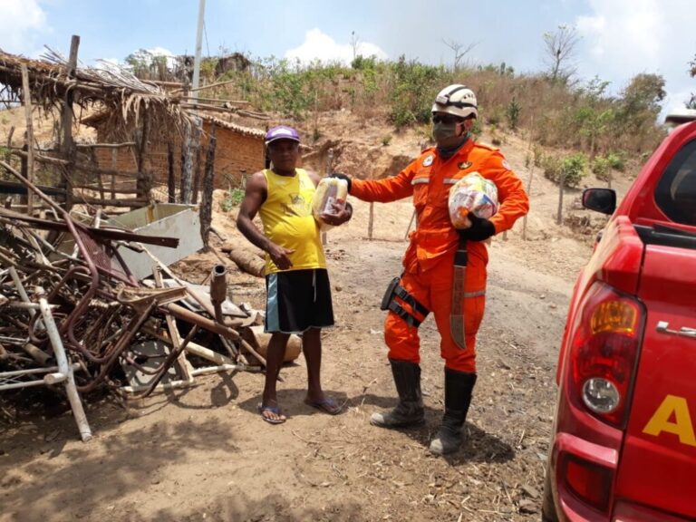 Corpo de Bombeiros entrega cestas de alimentos em comunidades de Codó