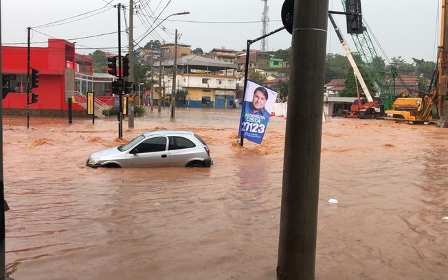 Chuva forte em Belo Horizonte deixa moradores ilhados