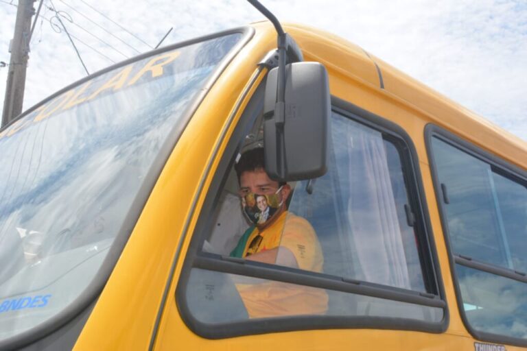 Gladson Cameli entrega ônibus escolares em Mâncio Lima e Rodrigues Alves