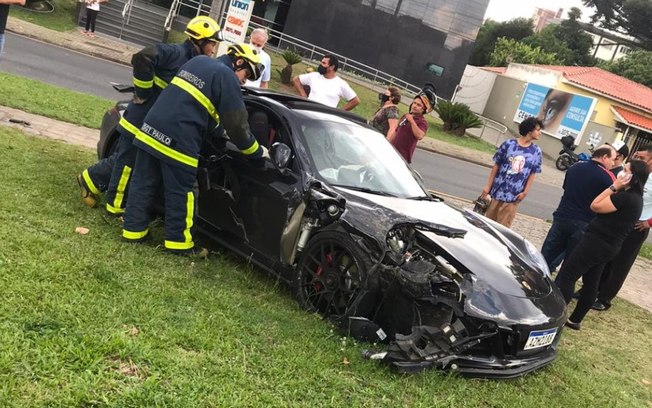 Motorista de Porsche causa grave acidente e quase apanha; veja o vídeo