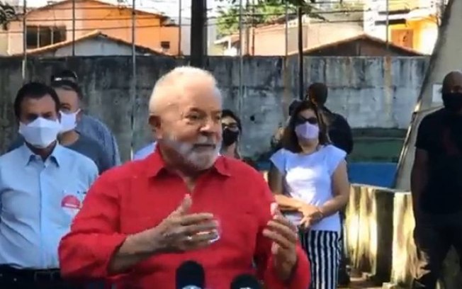 Lula vota em São Bernardo e diz estar confiante em bom desempenho do PT
