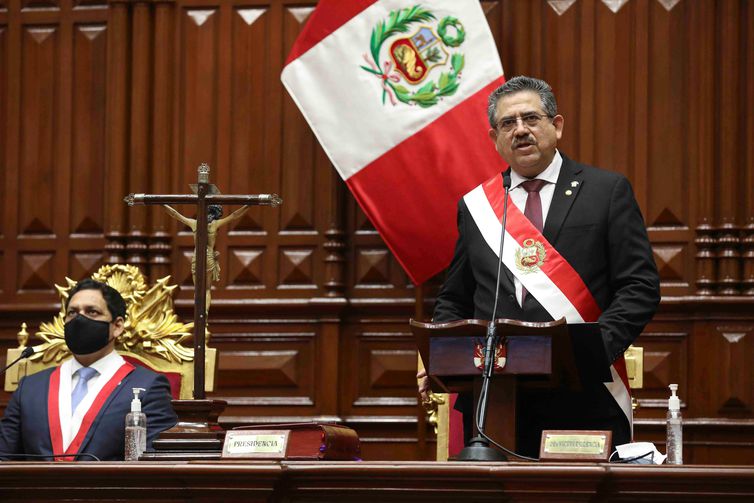 Presidente interino do Peru anuncia renúncia ao cargo