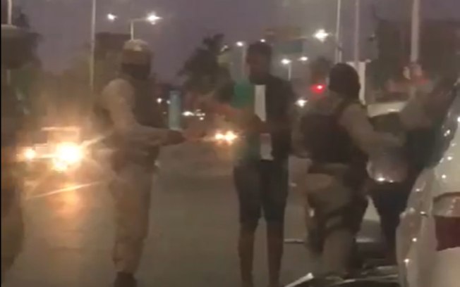 PM é flagrado agredindo motociclista durante abordagem em Salvador; assista