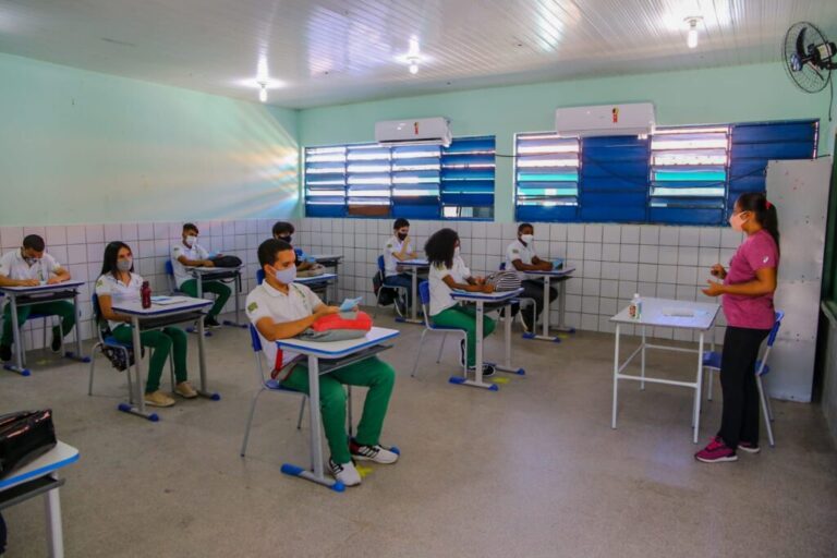 Dez mil alunos da rede estadual estão em aulas presenciais
