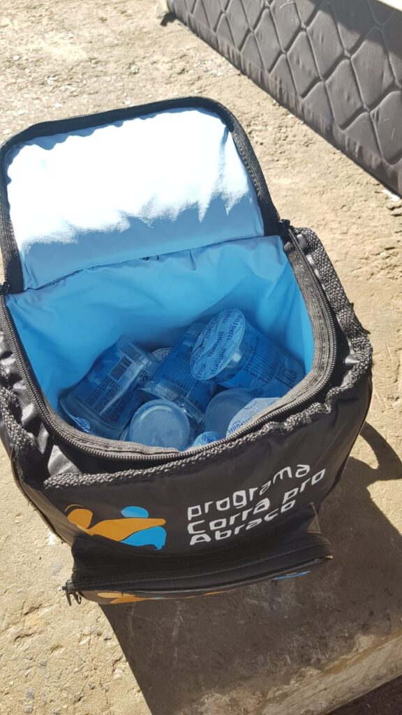Corra Pro Abraço distribui mais de 1500 copos de água por mês para pessoas em situações de rua