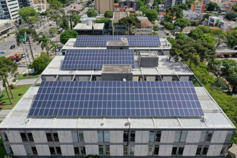 Em projeto pioneiro, Paraná vai instalar painéis solares em 246 prédios públicos