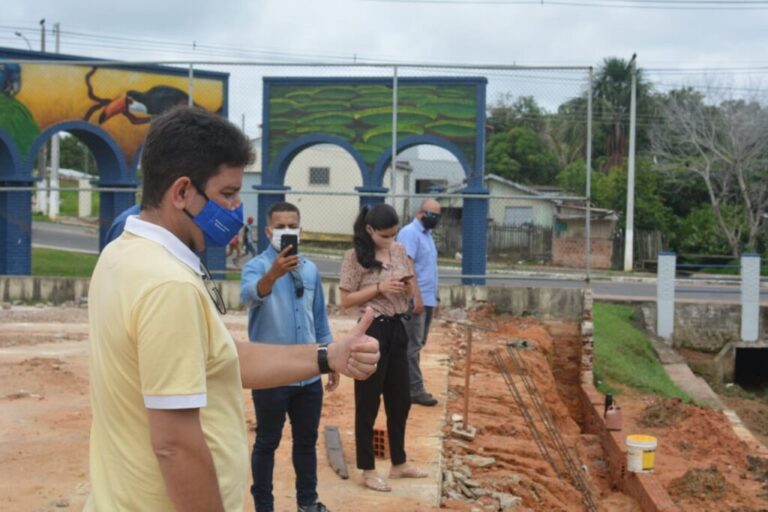 Cameli vistoria obras de revitalização da avenida Mâncio Lima, em Cruzeiro do Sul