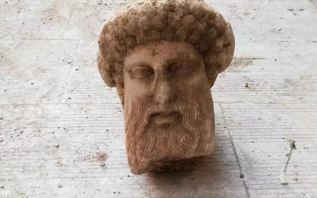 Estátua de deus grego é encontrada em obras de esgoto em Atenas