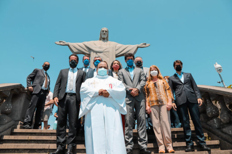 Líderes do turismo do Rio reúnem-se com o secretário-geral da OMT no Cristo Redentor