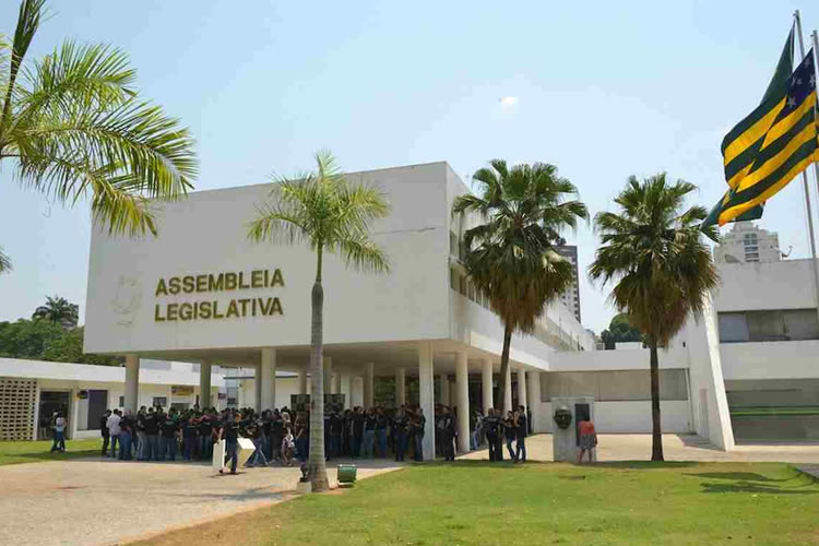 Dois deputados apresentam projetos de lei e requerimentos à Mesa Diretora