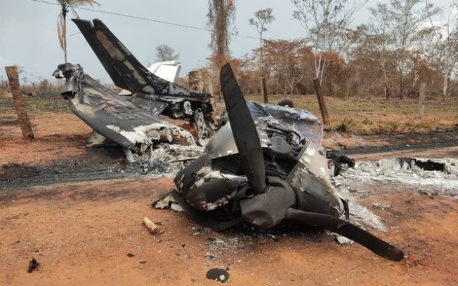Avião da Bolívia bate em poste, explode e piloto morre na fronteira com MT