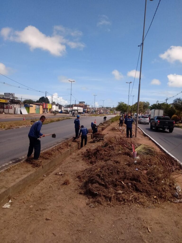 Reeducandos do regime aberto realizam capinação e limpeza na PE -15