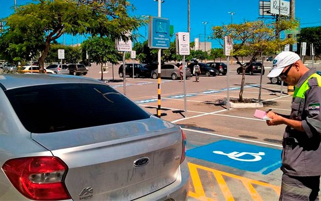 Quem estacionar em vaga de idoso ou deficiente pode ter multa de R$ 2,9 mil