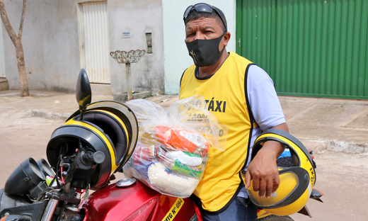 Governo do Tocantins atende taxistas e mototaxistas de Gurupi, afetados pela pandemia, com entrega de cestas básicas