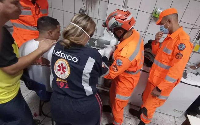 Jovem prensa a mão em batedor de bife em açougue e é socorrido por bombeiros