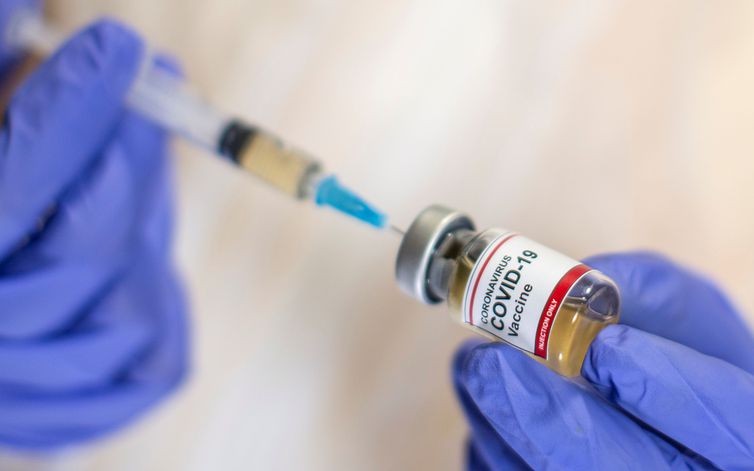 Vacina da AstraZeneca é promissora em idosos, revela estudo