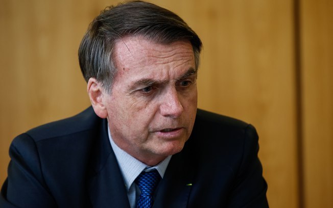Após Ministério apagar postagem, Bolsonaro publica sobre Covid em rede social