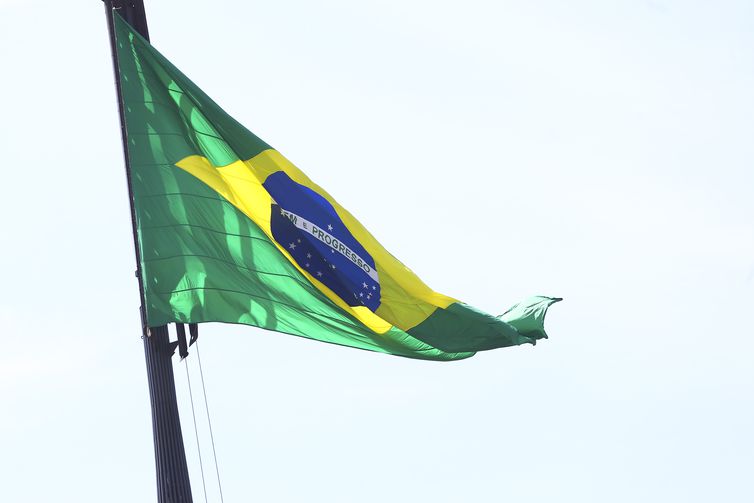 Bolsonaro participa de cerimônia do Dia da Bandeira