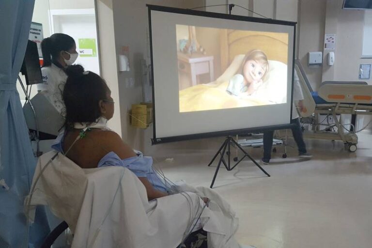 Hospital Galileu promove sessão de cinema para pacientes da UTI